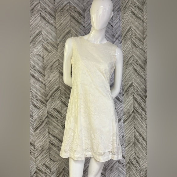 H&M Cream Sleeveless with lace Pattern, lined above the knee dress, sz 10 - Picture 1 of 9